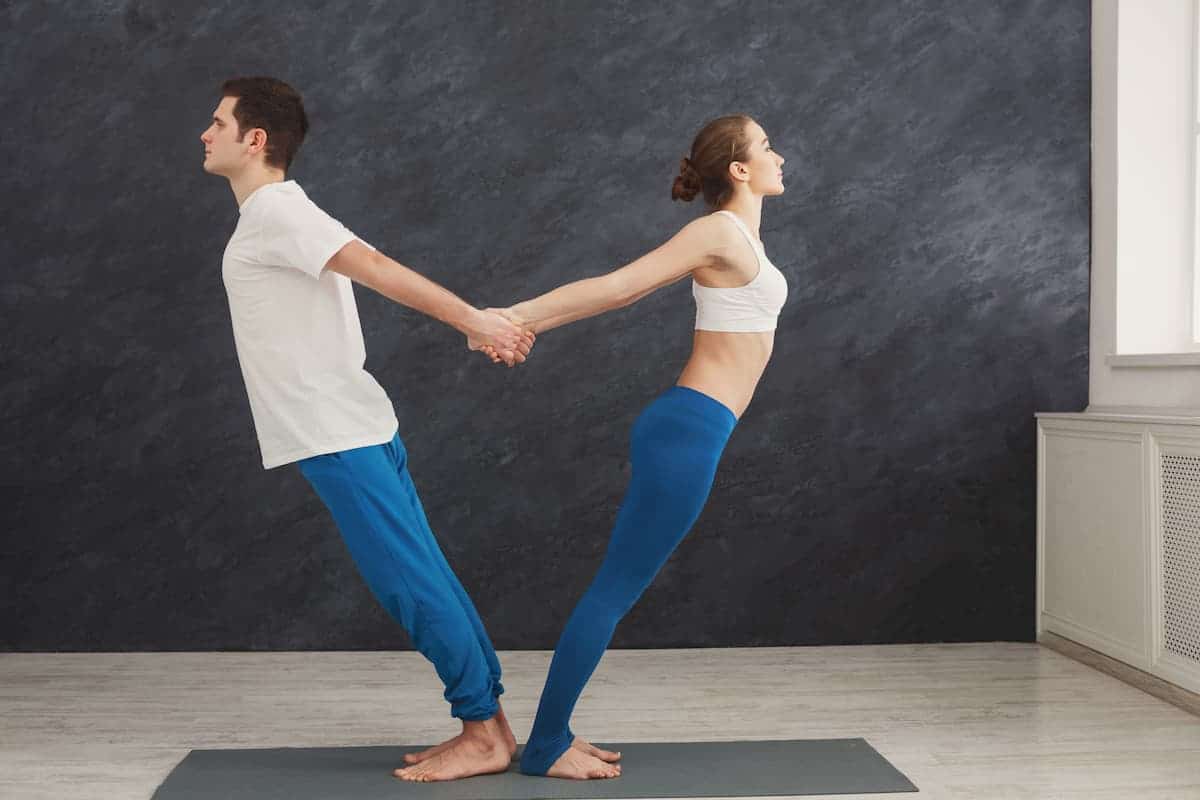 Равновесие двух человек. Парная йога позы. Позы йоги в паре. Парные упражнения для йоги. Йога вдвоем.