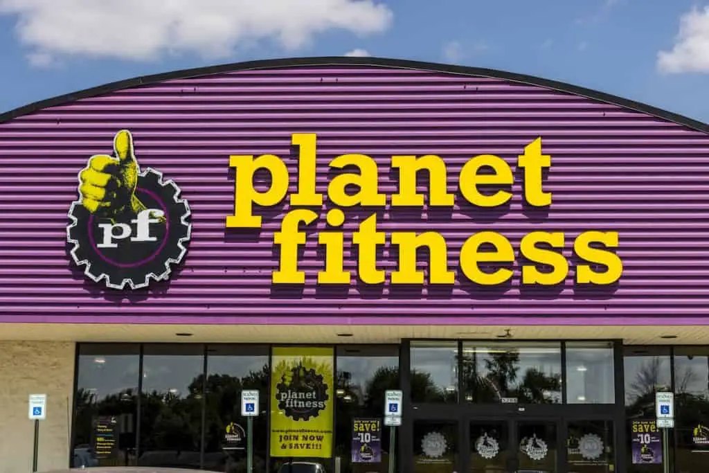 View outside area for a Planet Fitness gym from the parking lot - What are Unlimited Guest Privileges at Planet Fitness